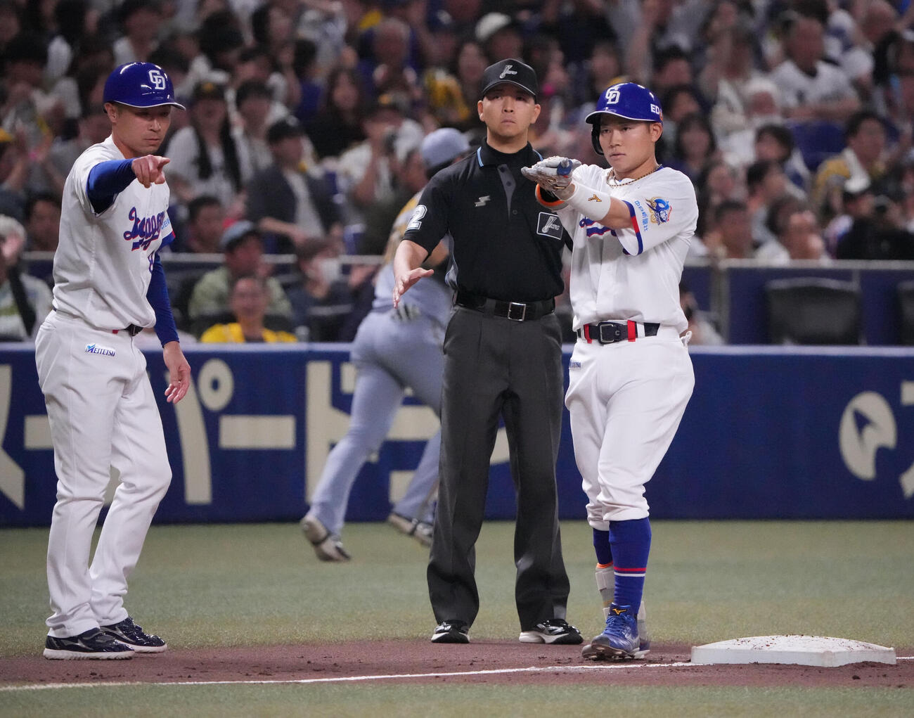 中日対阪神　3回裏中日1死満塁　3点適時三塁打を放ちベンチへ向かってアピールする村松開人（右）左は森越祐人内野守備走塁コーチ（撮影・森本幸一）
