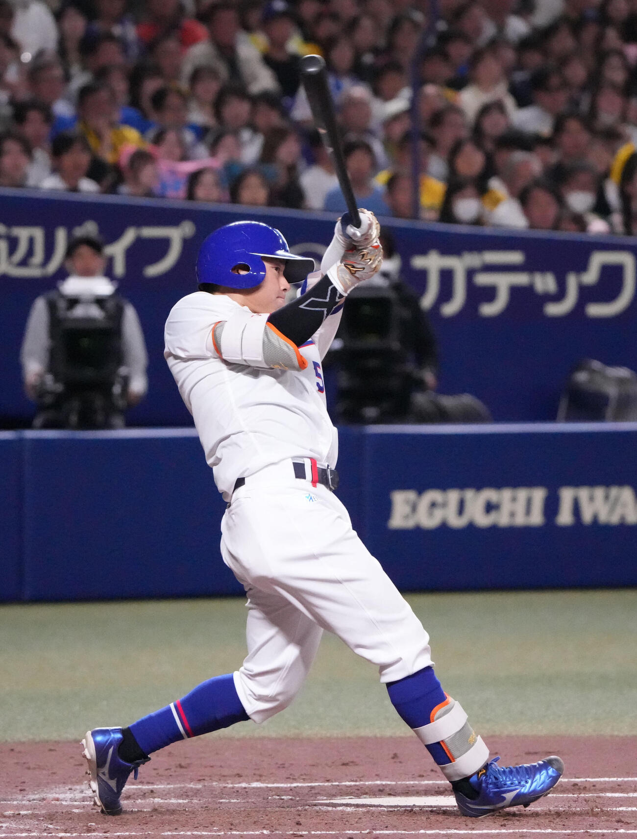 中日対阪神　3回裏中日1死満塁　3点適時三塁打を放つ村松開人（撮影・森本幸一）