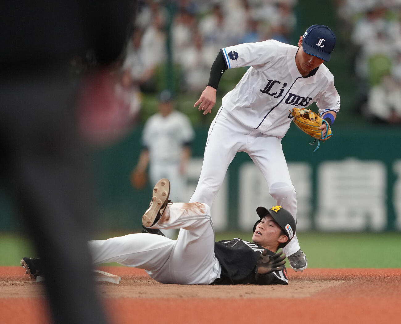 西武対ソフトバンク　5回表ソフトバンク無死、庄子雄大（下）は二塁打を放つ（撮影・足立雅史）