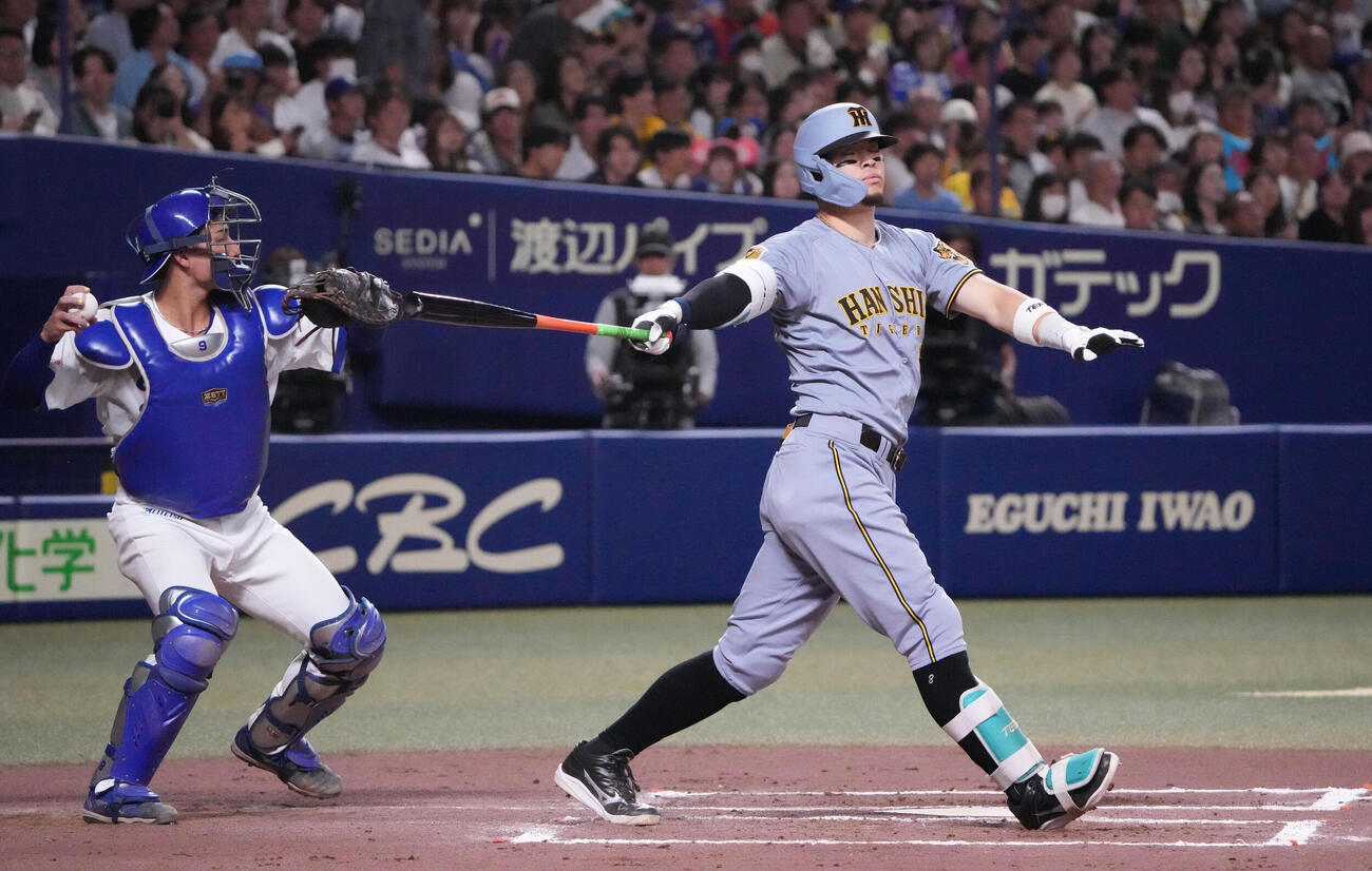 中日対阪神　7回表阪神無死、三振に倒れる佐藤輝明（右）捕手は石伊雄太（撮影・森本幸一）