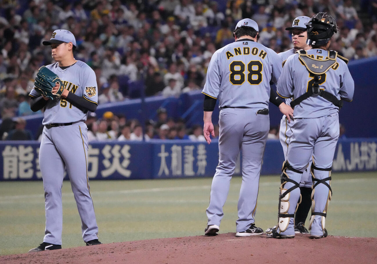 中日対阪神　4回裏中日無死一塁、早川太貴（左）はマウンドを降りる（撮影・森本幸一）