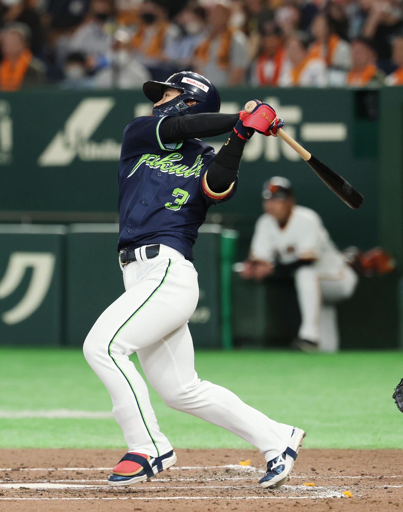巨人対ヤクルト　4回表ヤクルト無死、二塁打を放つ内山壮真（撮影・増田悦実）