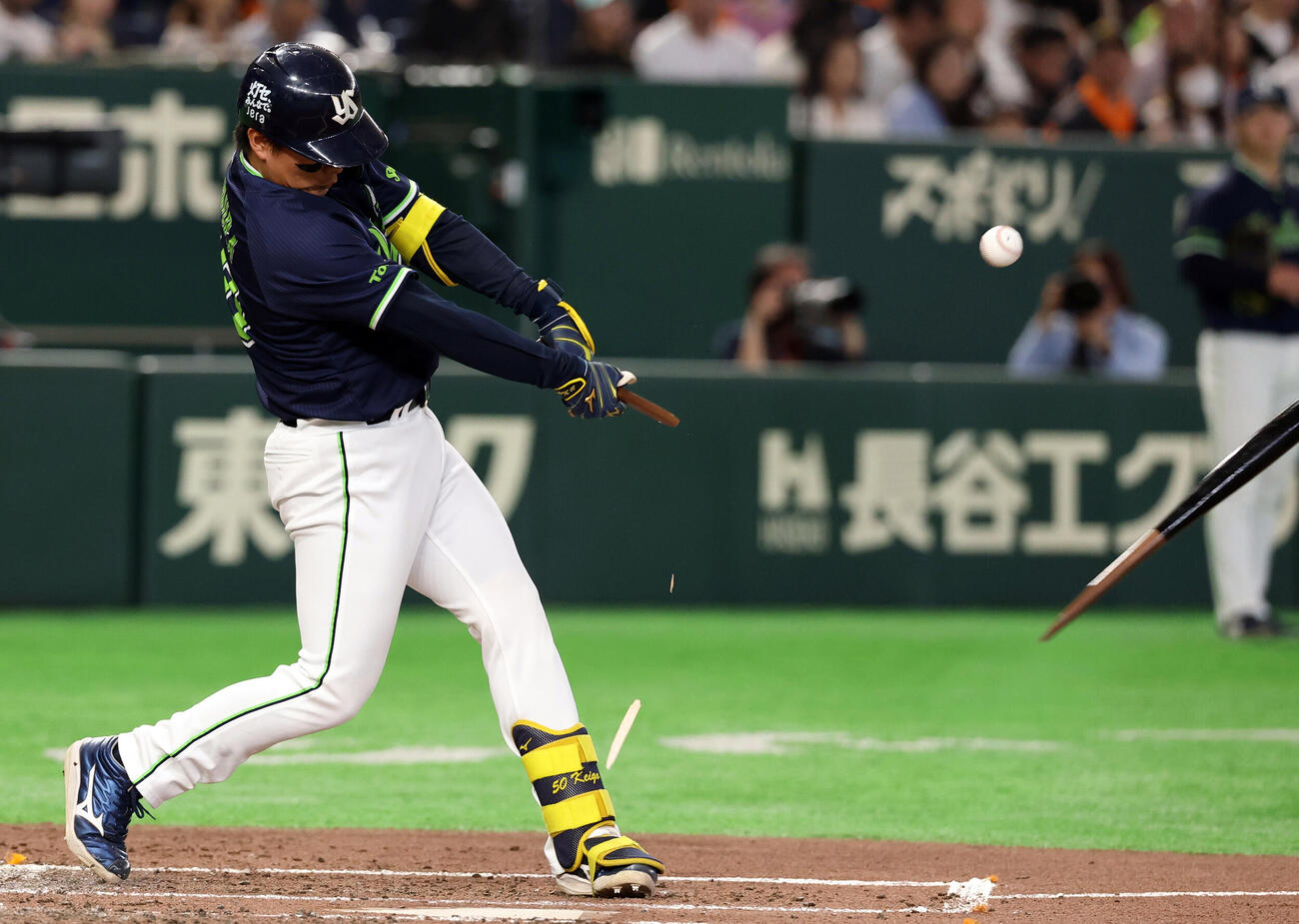 巨人対ヤクルト　4回表ヤクルト1死二塁、北村恵吾はバット折りながら内野安打を放つ（（撮影・浅見桂子）