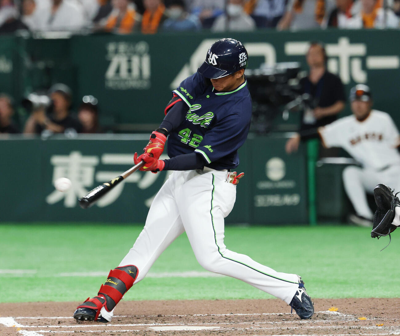巨人対ヤクルト　6回表ヤクルト2死一塁、安打を放つ沢井廉（撮影・増田悦実）