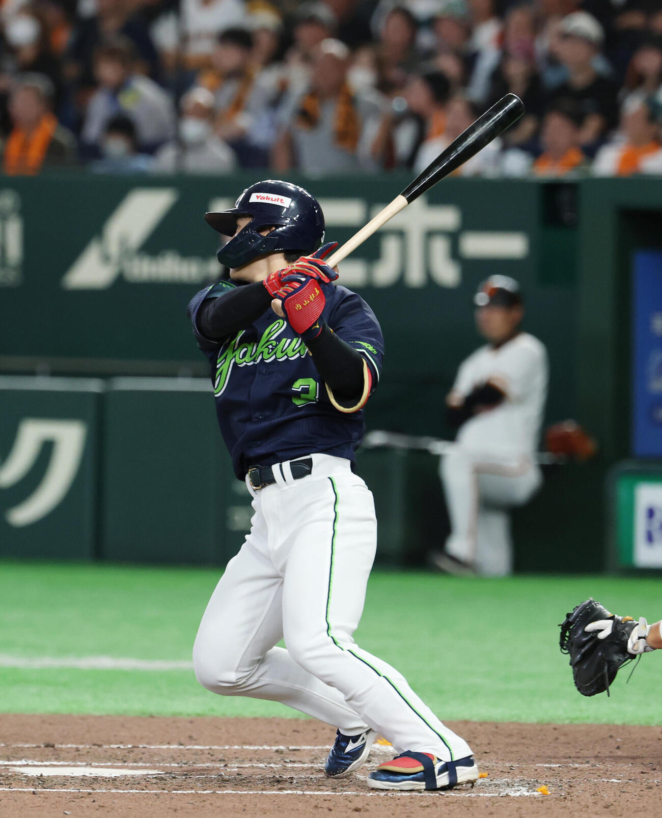 巨人対ヤクルト　6回表ヤクルト無死一塁、安打を放つ内山壮真（撮影・増田悦実）