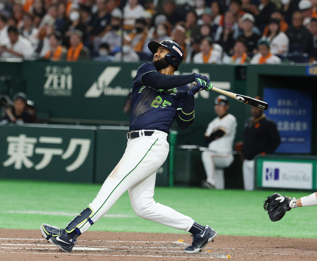 巨人対ヤクルト　6回表ヤクルト無死、ソロ本塁打を放つドミンゴ・サンタナ（撮影・増田悦実）