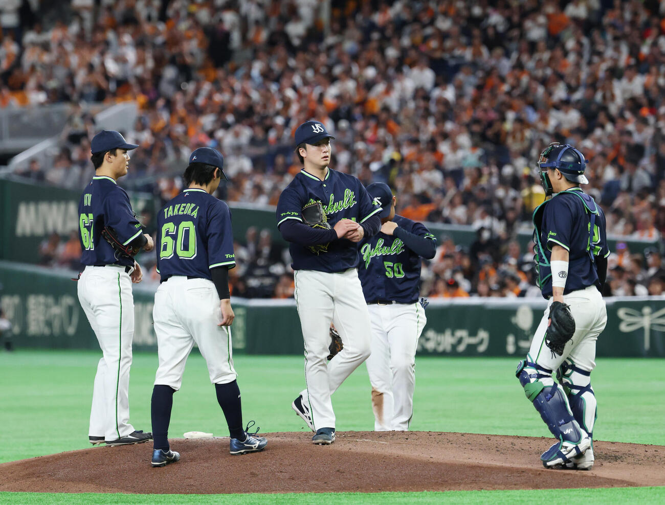 巨人対ヤクルト　4回裏巨人1死一、二塁、奏者を抱えマウンドに集まるヤクルトナイン（撮影・増田悦実）