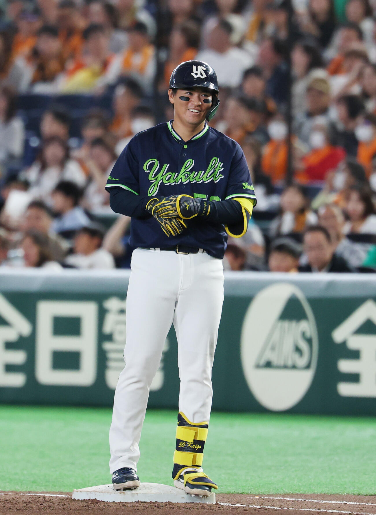 巨人対ヤクルト　4回表ヤクルト1死二塁、内野安打を放ちにっことする北村恵吾（撮影・増田悦実）