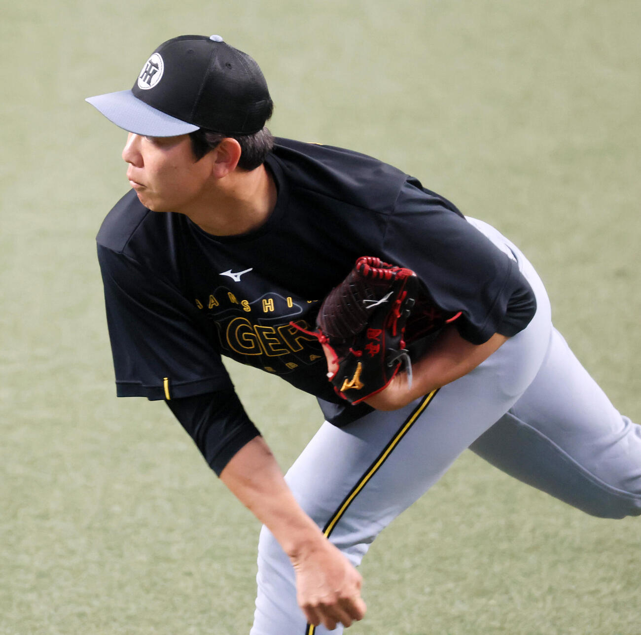 中日対阪神　1軍に合流し練習でキャッチボールする阪神畠世周（撮影・加藤哉）