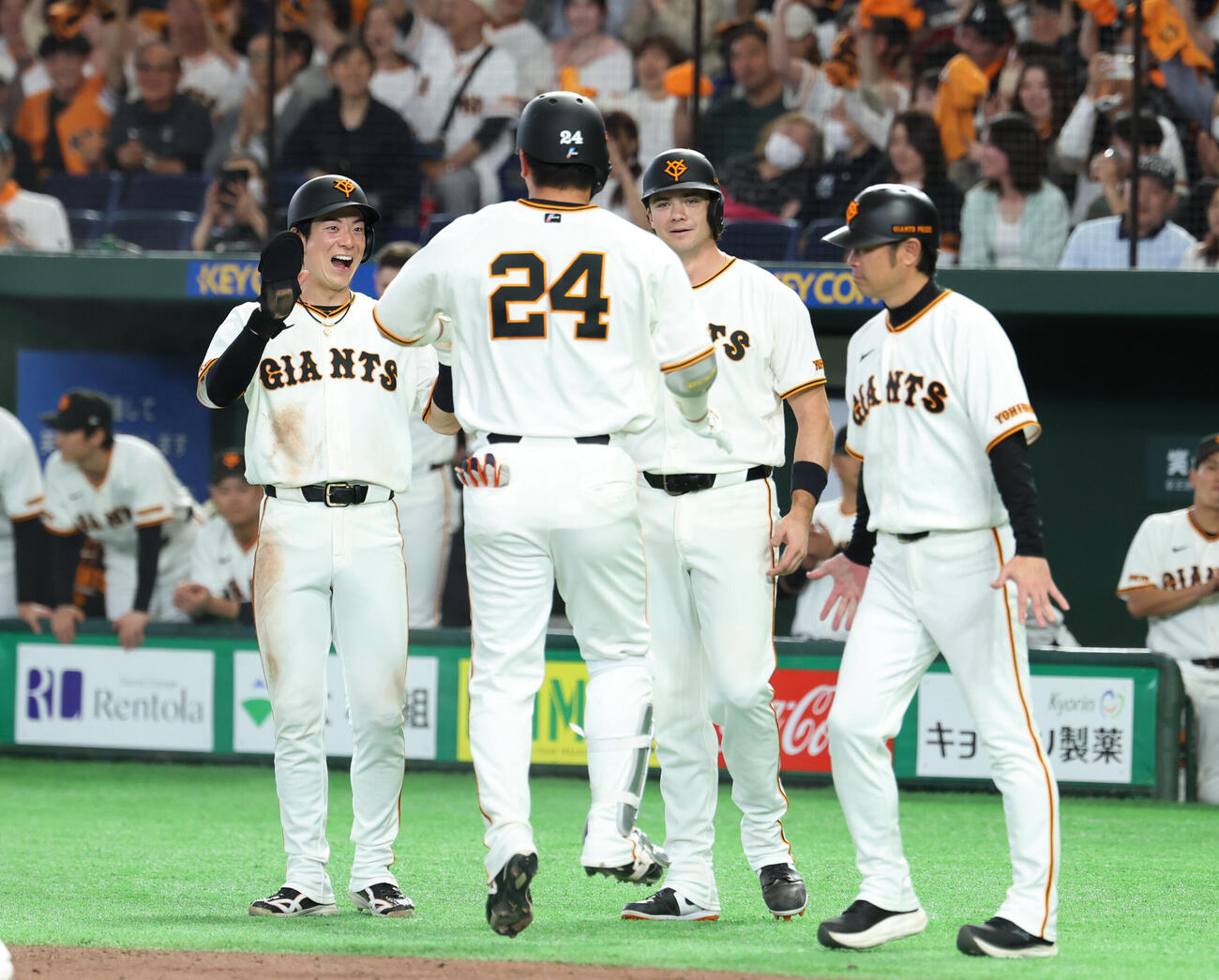 巨人対ヤクルト　4回裏巨人1死一、二塁、先制3点本塁打を放ち生還する大城卓三（手前）と出迎える松本剛（左）とボビー・ダルベック（中央後ろ）（撮影・増田悦実）