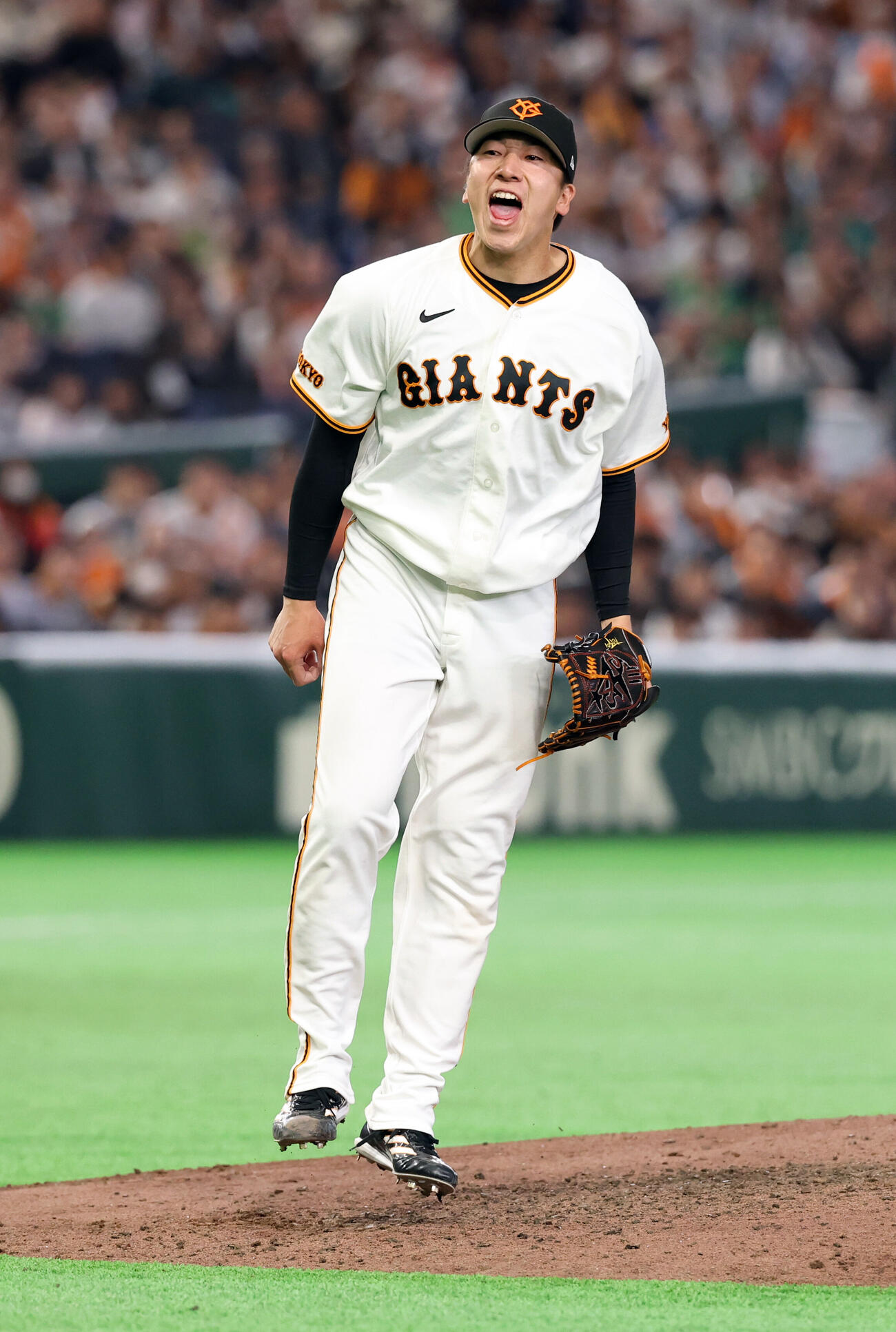 巨人対ヤクルト　8回表ヤクルト2死、武岡龍世を三振に仕留め雄たけびを上げジャンプする大勢（撮影・浅見桂子）