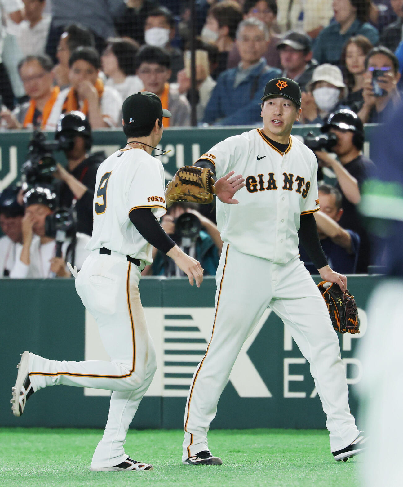 巨人対ヤクルト　8回表を3人で抑えナインを出迎える大勢（撮影・増田悦実）
