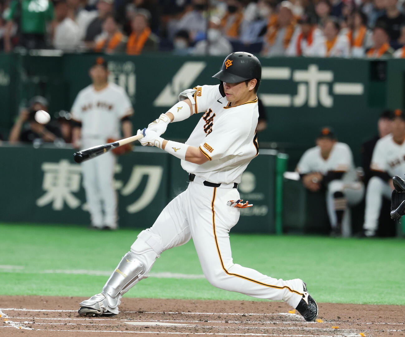 巨人対ヤクルト　4回裏巨人1死一、二塁、先制3点本塁打を放つ大城卓三（撮影・増田悦実）