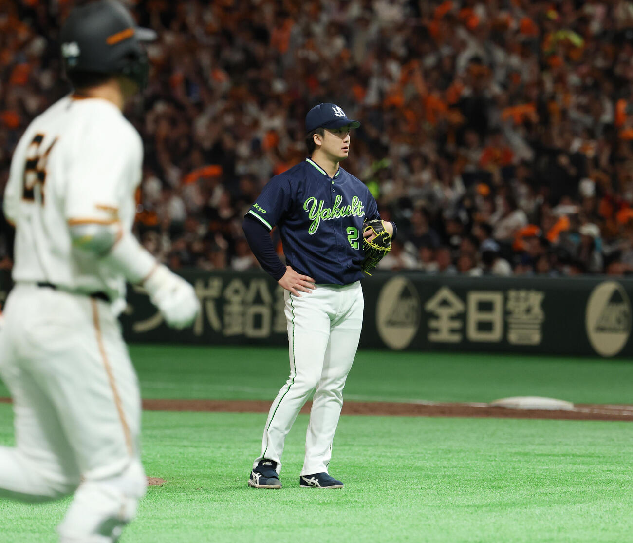 巨人対ヤクルト　4回裏巨人1死一、二塁、大城卓三（手前）に先制3点本塁打を浴びる吉村貢司郎（撮影・増田悦実）
