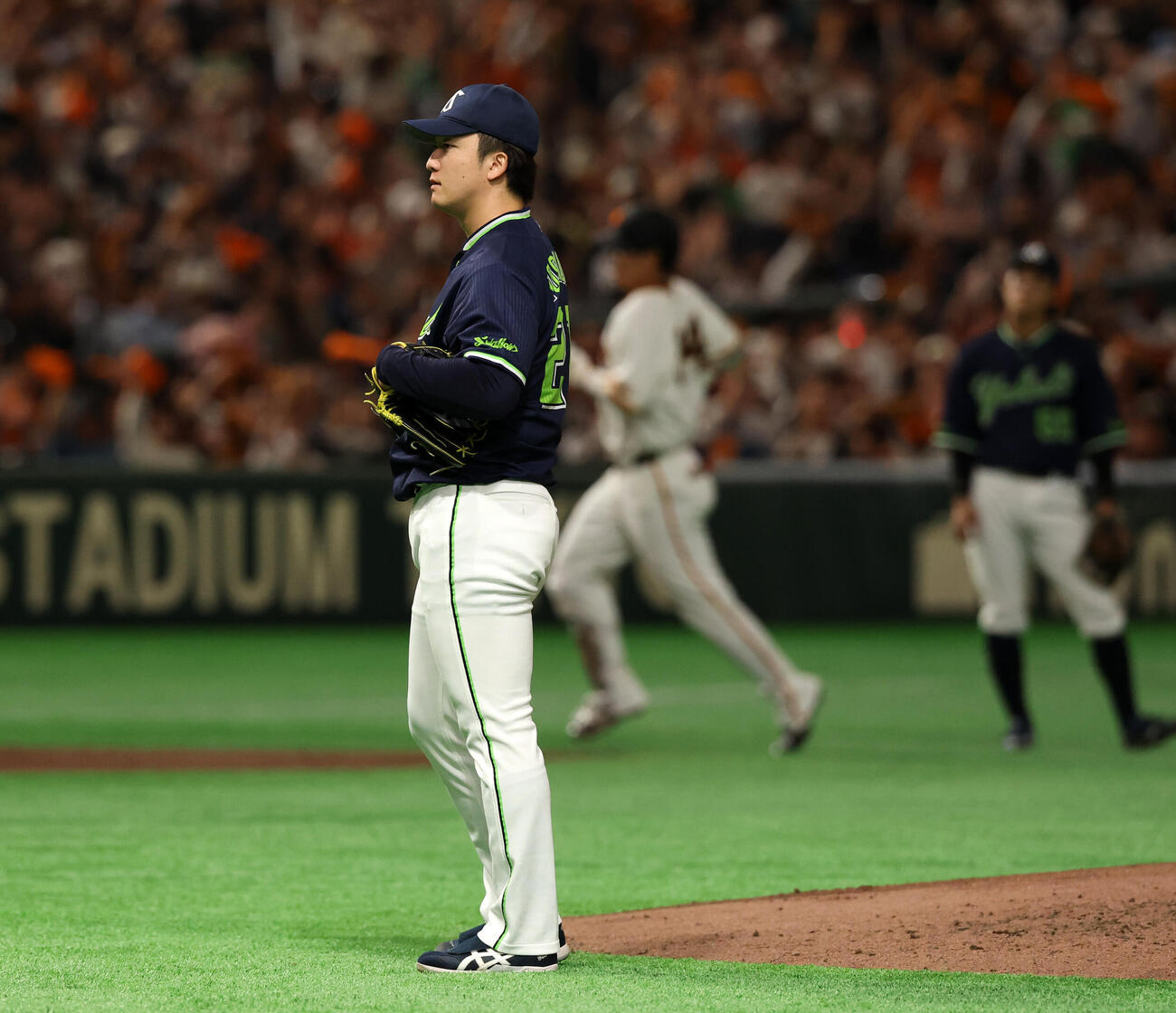 巨人対ヤクルト　4回裏巨人1死一、二塁、大城卓三（後方）に3点本塁打を許しぼうぜんとする吉村貢司郎（撮影・浅見桂子）