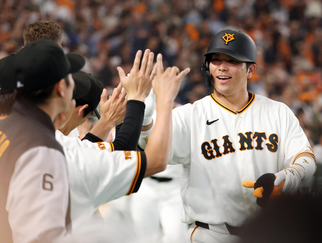 巨人対ヤクルト　4回裏巨人1死一、二塁、大城卓三は3点本塁打を放ち笑顔でナインとハイタッチ（撮影・浅見桂子）