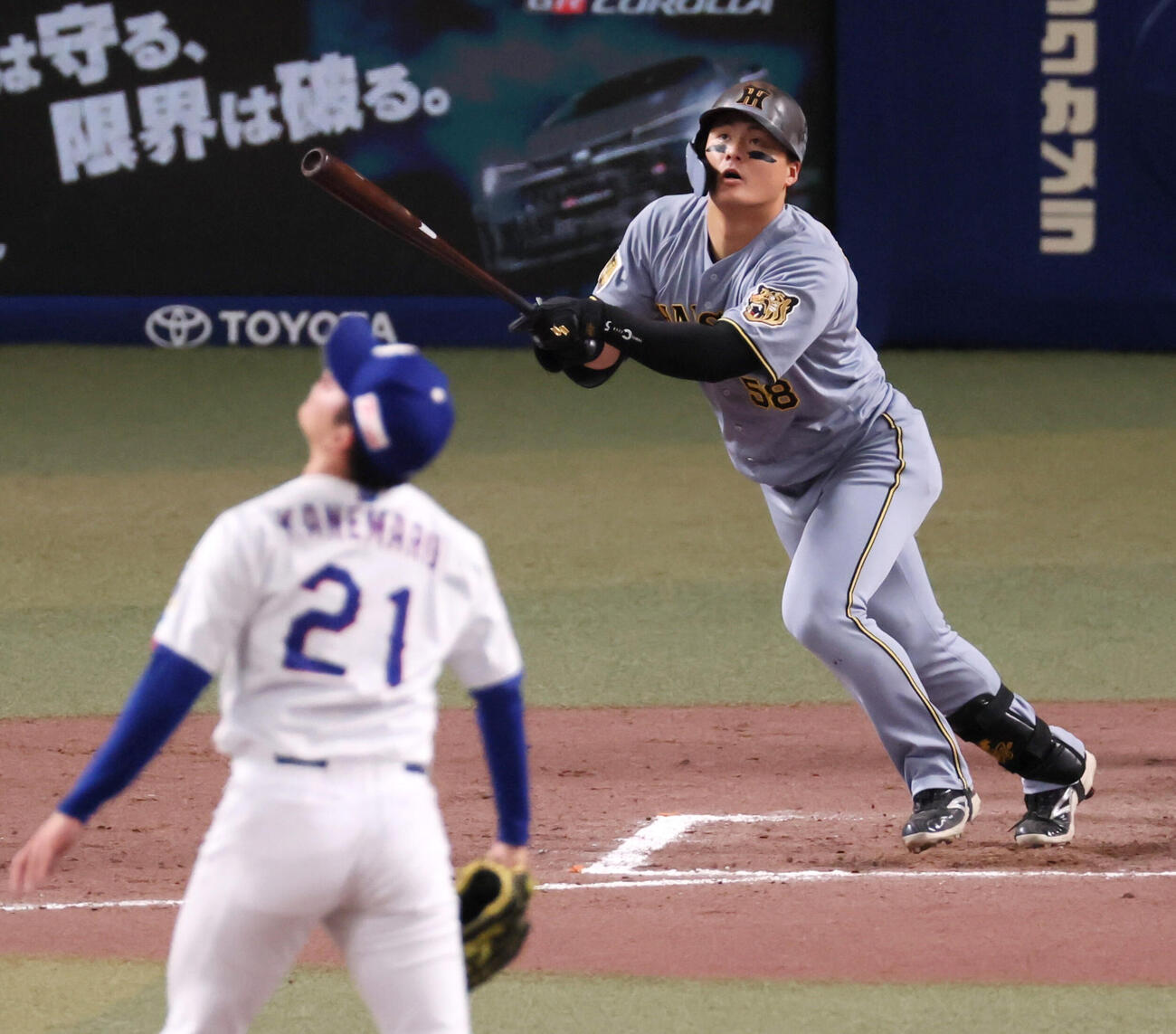 中日対阪神　7回表阪神2死、前川右京は右中間越えソロ本塁打を放つ。投手金丸夢斗（撮影・加藤哉）