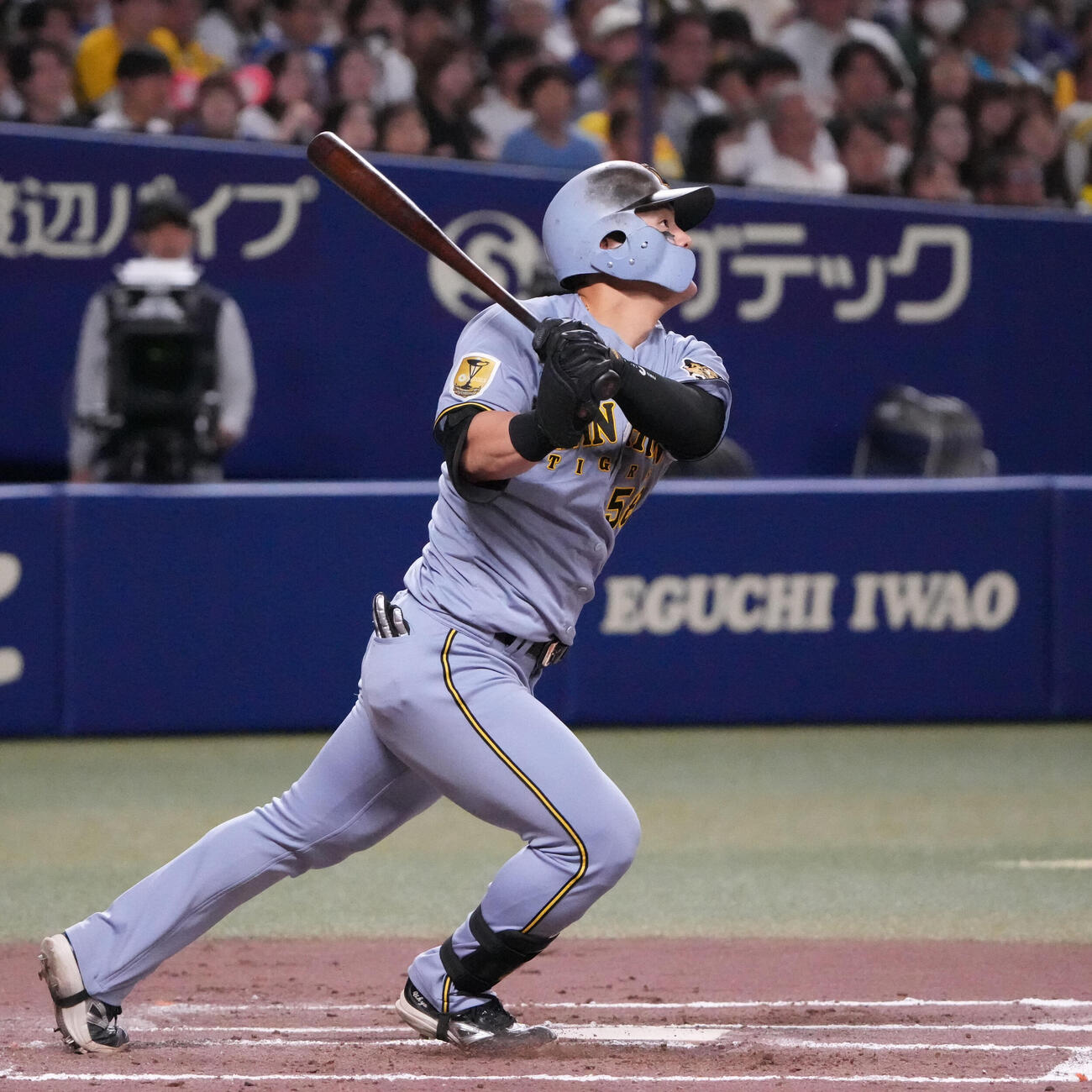 中日対阪神　7回表阪神無死、ソロ本塁打を放つ前川右京（撮影・森本幸一）