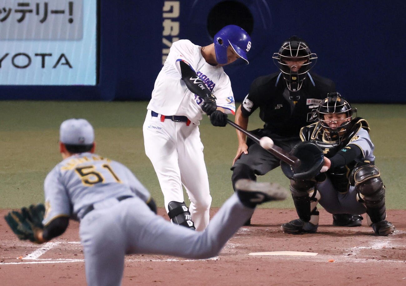 中日対阪神　4回裏中日無死、土田龍空は右越えソロ本塁打を放つ。投手早川太貴（撮影・加藤哉）