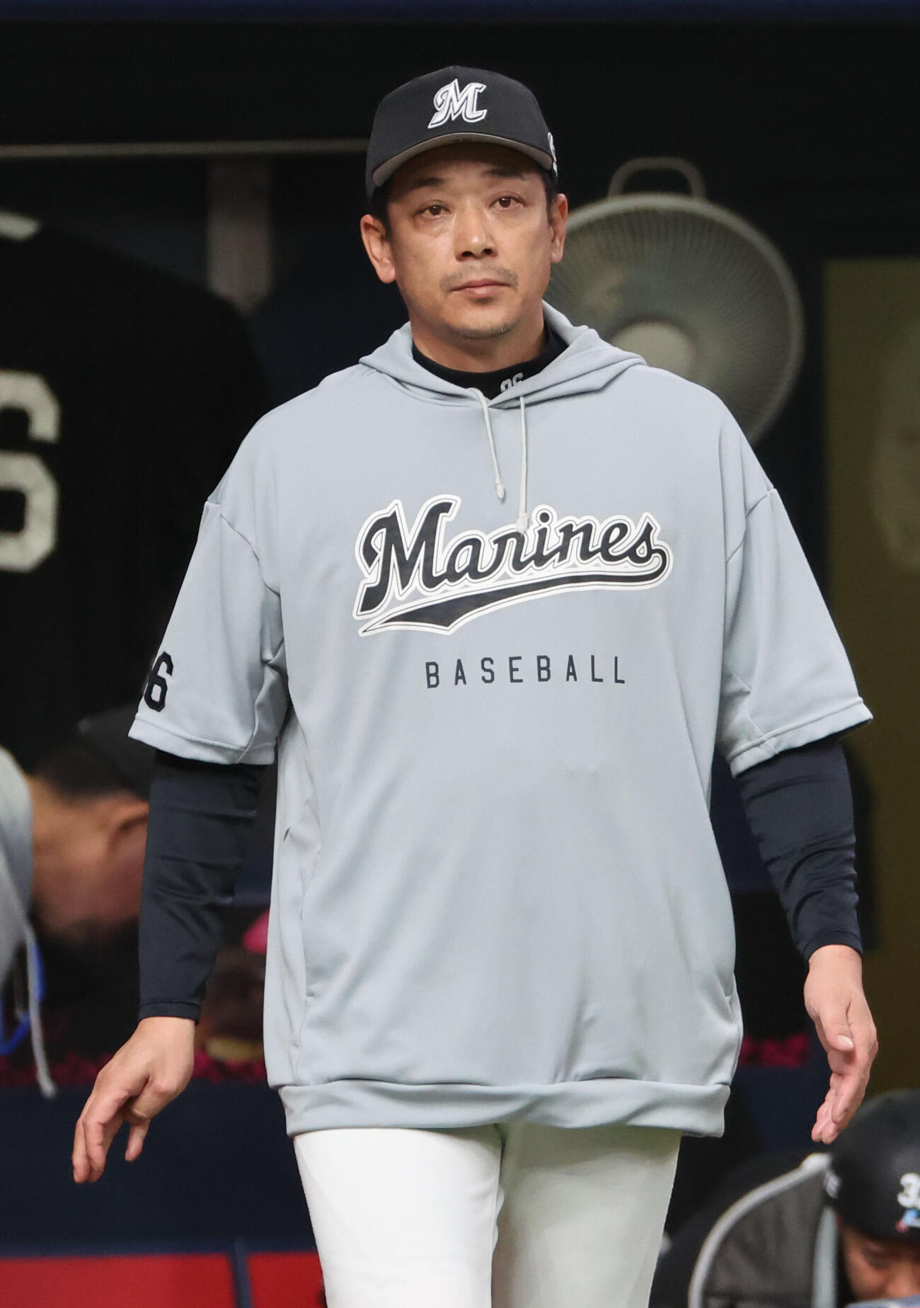 オリックス対ロッテ　7回の攻撃を終え、選手交代を告げるためベンチを出るロッテサブロー監督（撮影・西尾就之）