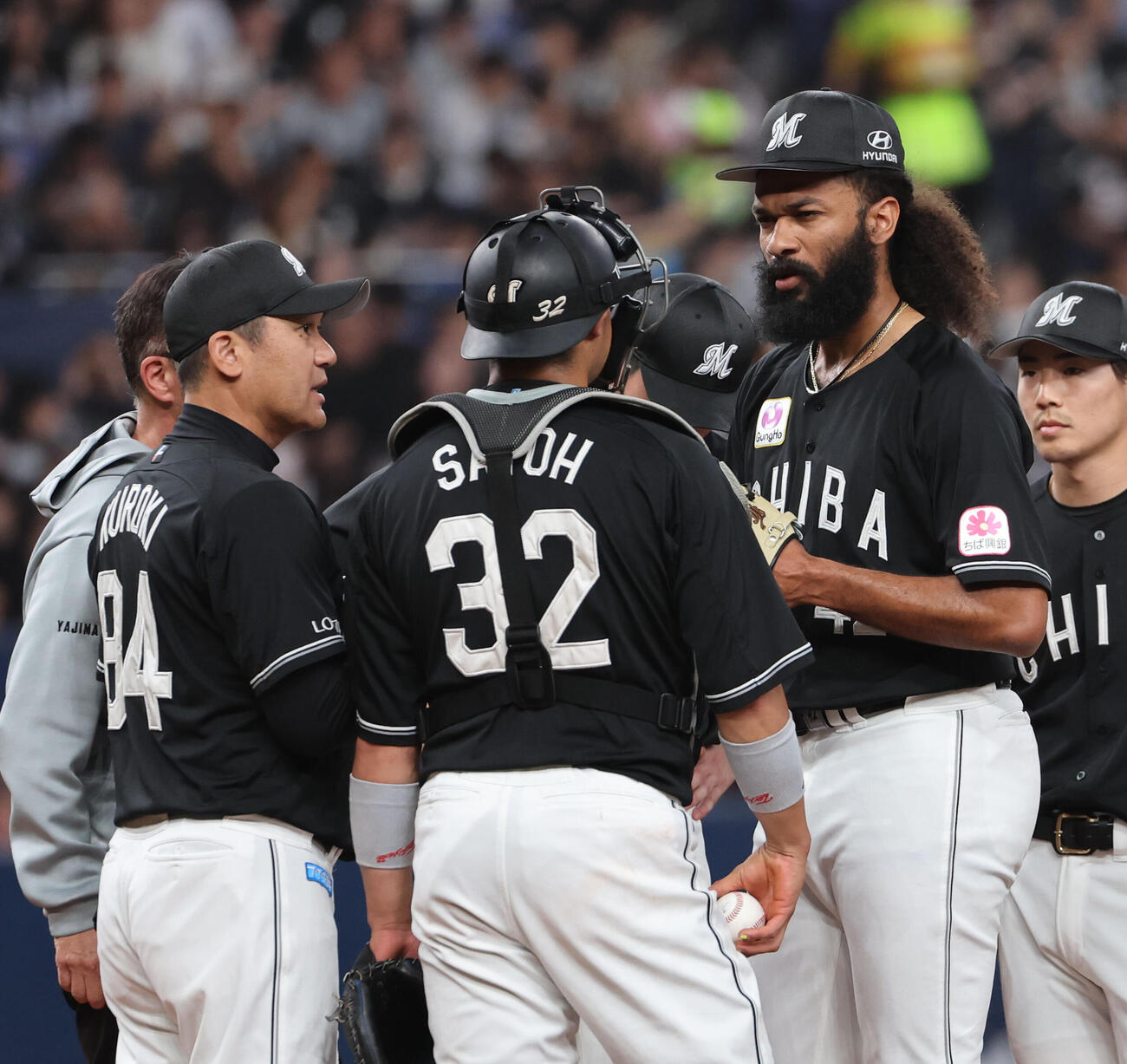 オリックス対ロッテ　1回に3失点したロッテ先発のアンドレ・ジャクソンは黒木知宏コーチらの激励を受ける（撮影・西尾就之）
