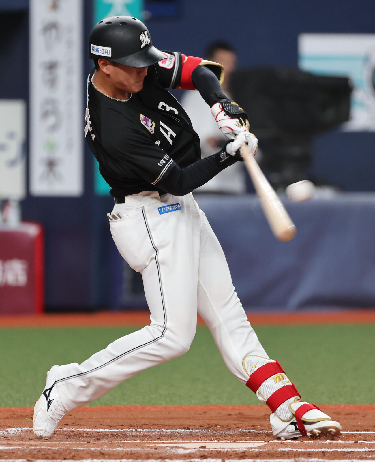 オリックス対ロッテ　7回表ロッテ無死、西川史礁は左前打を放つ（撮影・西尾就之）