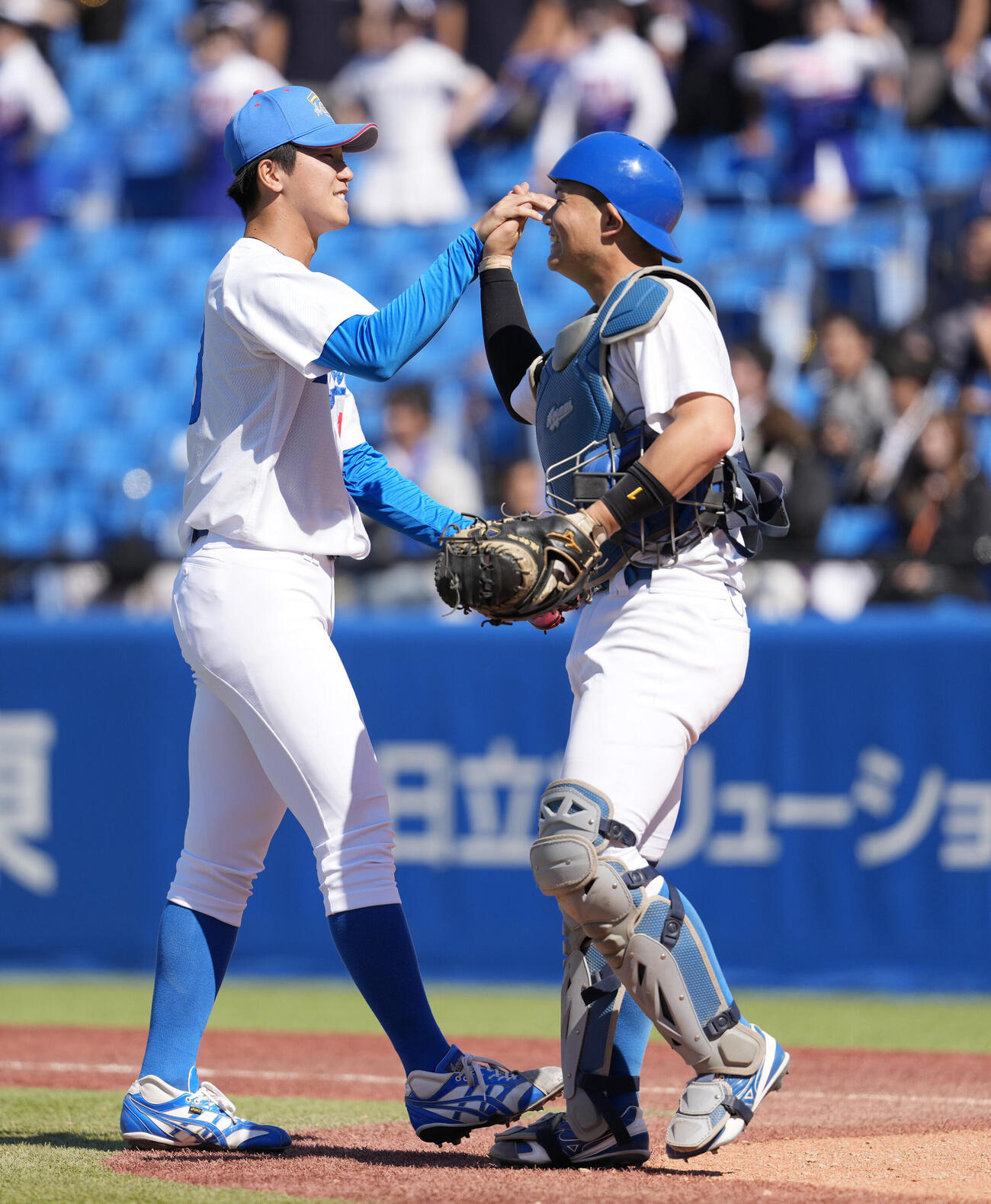 東都大学野球春季リーグ　青学大対東洋大　東洋大に勝利し笑顔でタッチを交わす鈴木泰成（左）と渡部海（撮影・小島史椰）