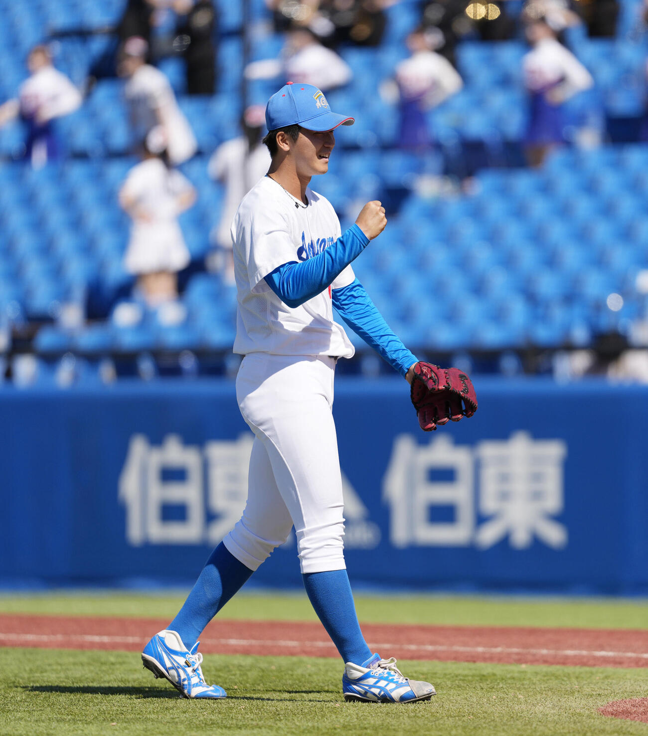 東都大学野球春季リーグ　青学大対東洋大　東洋大に勝利しガッツポーズをする鈴木泰成（撮影・小島史椰）