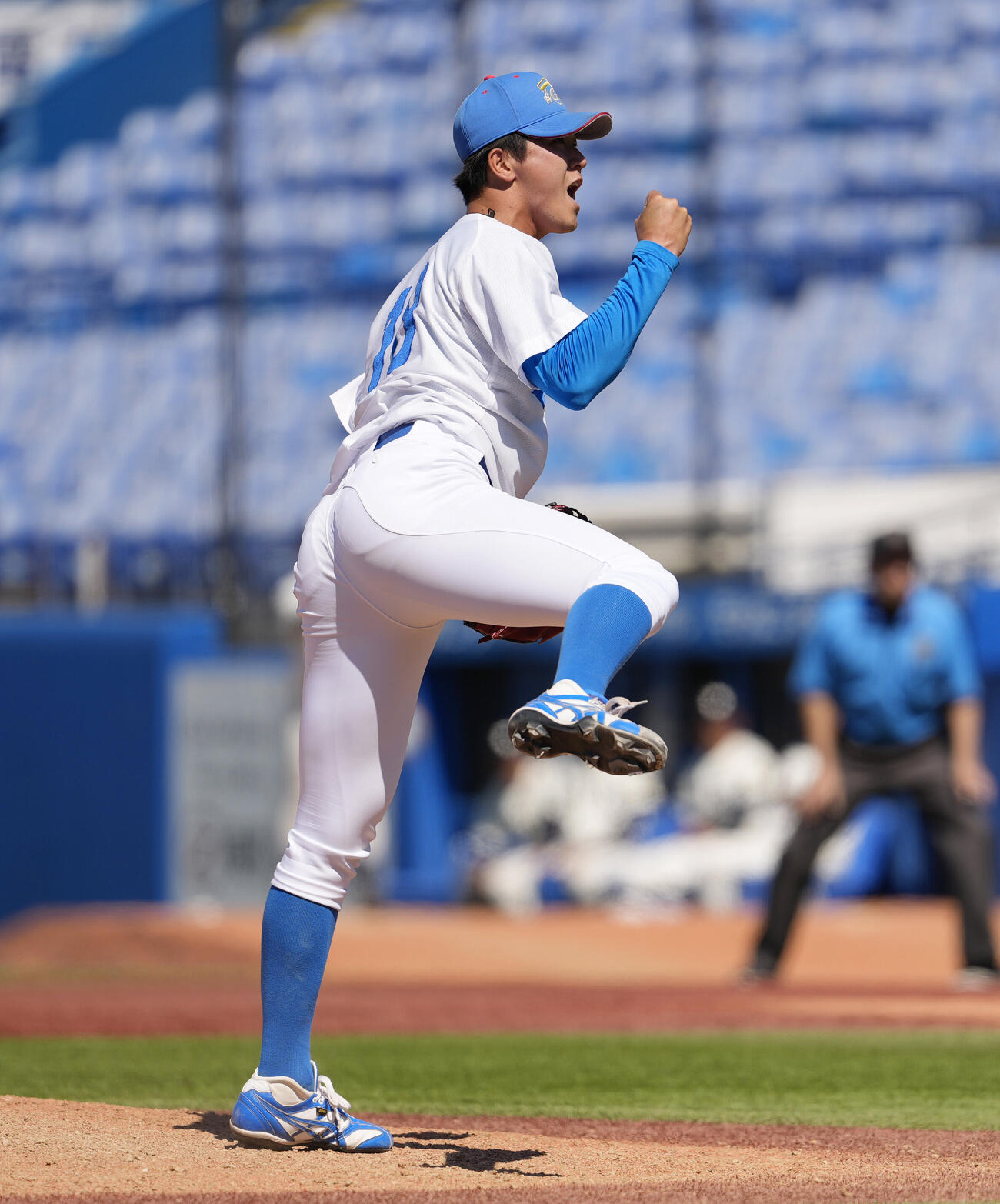 東都大学野球春季リーグ　青学大対東洋大　8回裏東洋大2死二塁、前高翔太から空振り三振を奪いガッツポーズをする鈴木泰成（撮影・小島史椰）