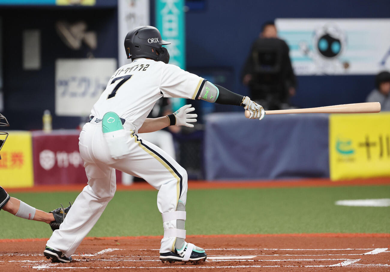 オリックス対ロッテ　1回裏オリックス1死三塁、西川龍馬は左前適時打を放つ（撮影・西尾就之）