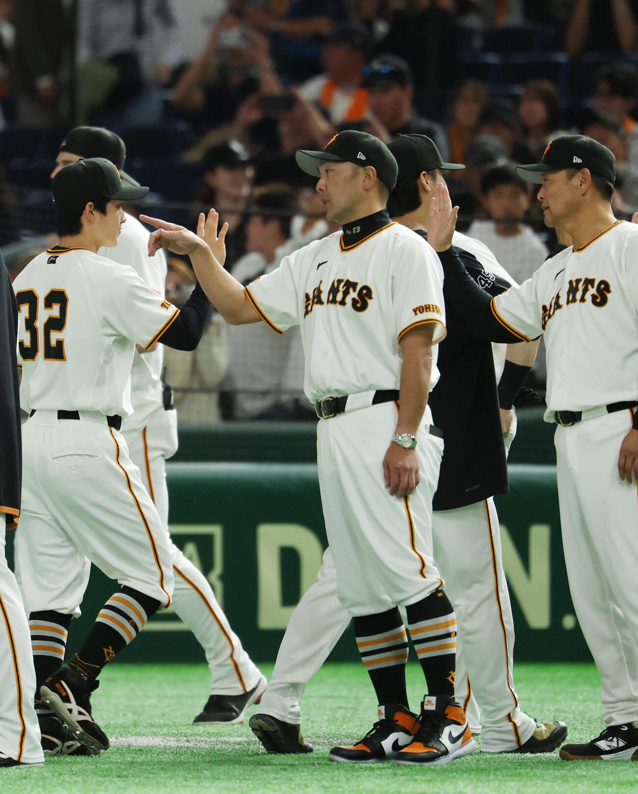 巨人対ヤクルト　勝利しナインとタッチを交わす巨人阿部慎之助監督（撮影・増田悦実）