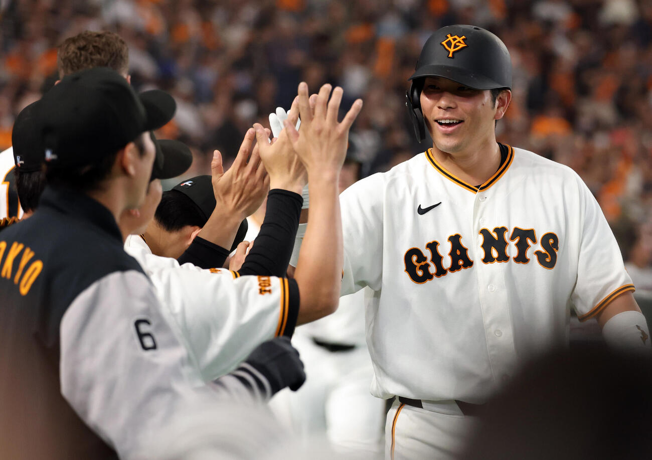 巨人対ヤクルト　4回裏巨人1死一、二塁、大城卓三は3点本塁打を放ち笑顔でナインとハイタッチ（（撮影・浅見桂子）