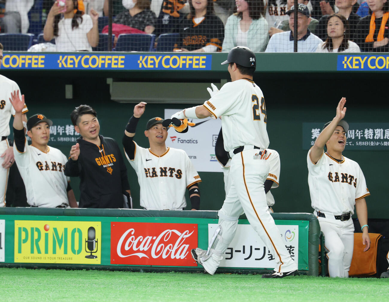 巨人対ヤクルト　4回裏巨人1死一、二塁、先制3点本塁打を放ち生還した大城卓三（手前）を出迎える巨人ナイン（撮影・増田悦実）