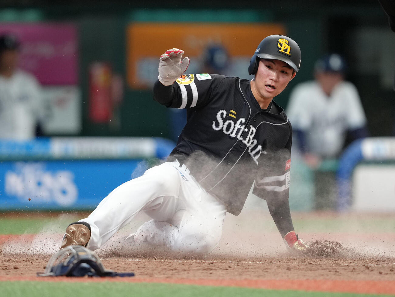 西武対ソフトバンク　5回表ソフトバンク無死二塁、周東佑京の適時二塁打で生還した庄子雄大（撮影・足立雅史）