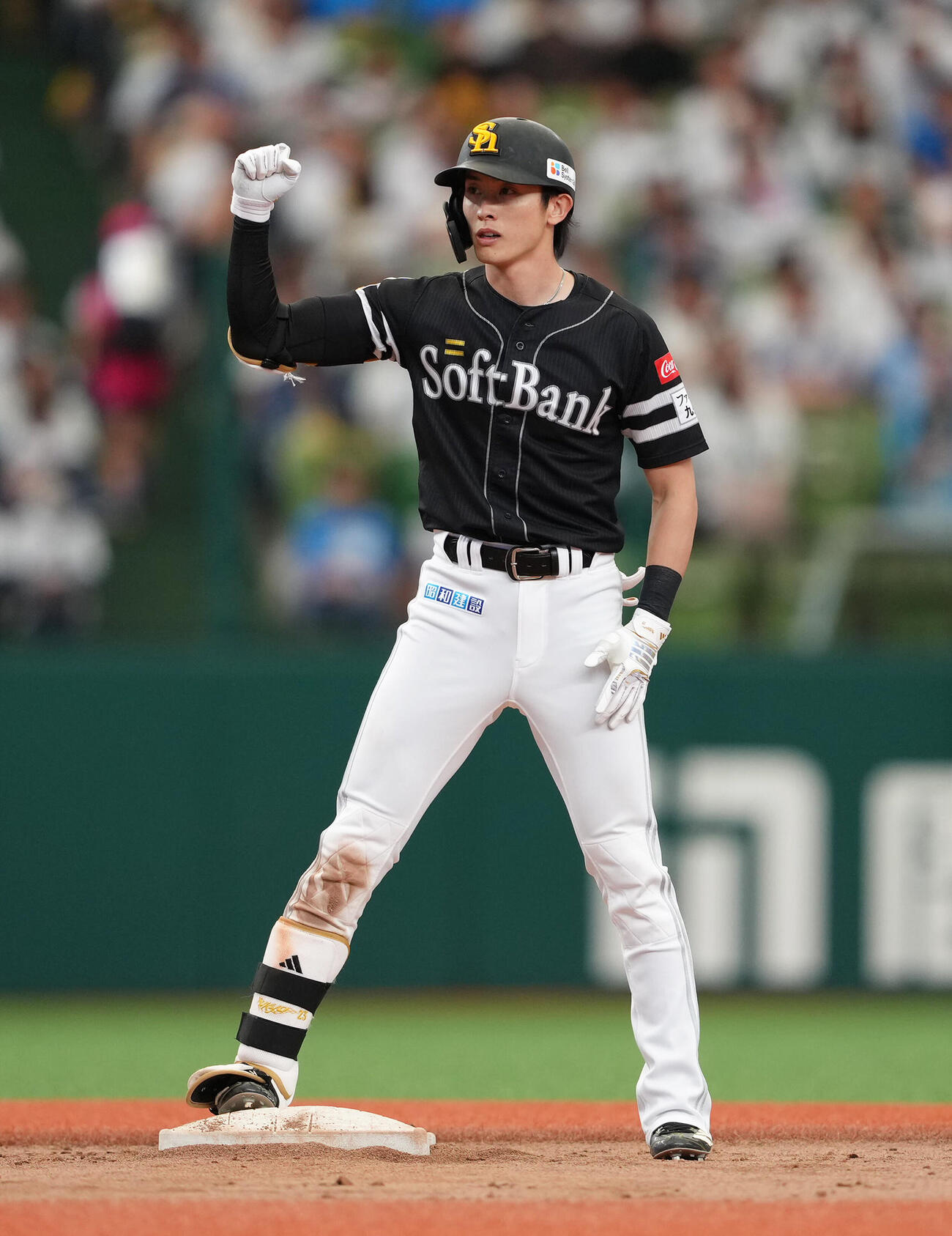 西武対ソフトバンク　5回表ソフトバンク無死二塁、周東佑京は適時二塁打を放ちガッツポーズ（撮影・足立雅史）