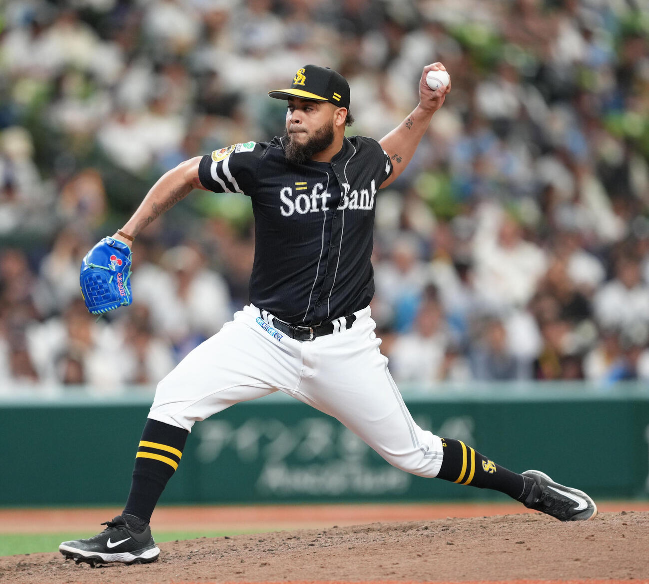 西武対ソフトバンク　6回から登板したソフトバンクのヘルナンデス（撮影・足立雅史）