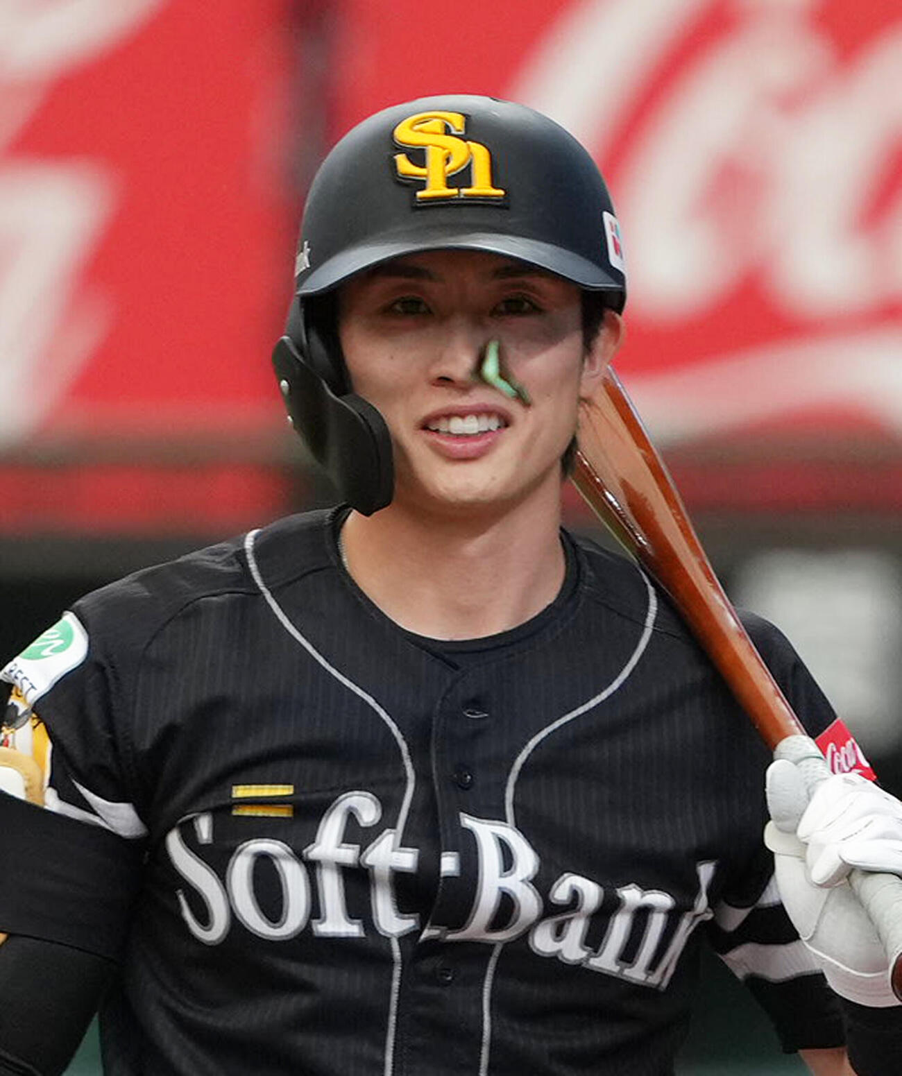 西武対ソフトバンク　3回表西武1死、打席の周東佑京はチョウが舞い苦笑いする（撮影・足立雅史）