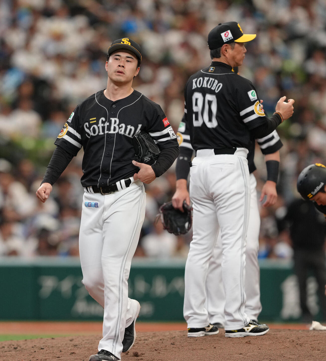 西武対ソフトバンク　5回途中マウンドを降りるソフトバンク松本晴（左）。右は小久保裕紀監督（撮影・足立雅史）