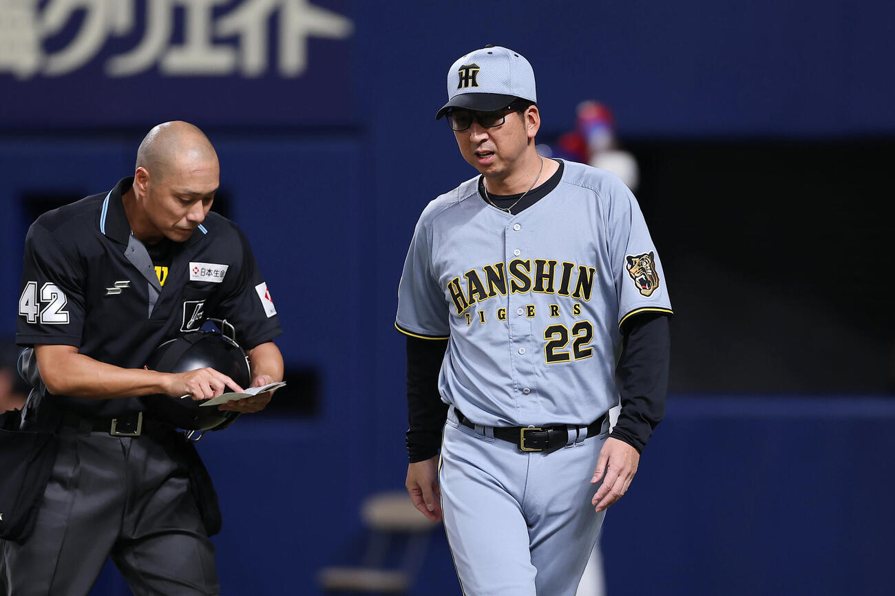 中日対阪神　4回裏中日無死一塁、投手交代を告げる藤川球児監督（撮影・前田充）