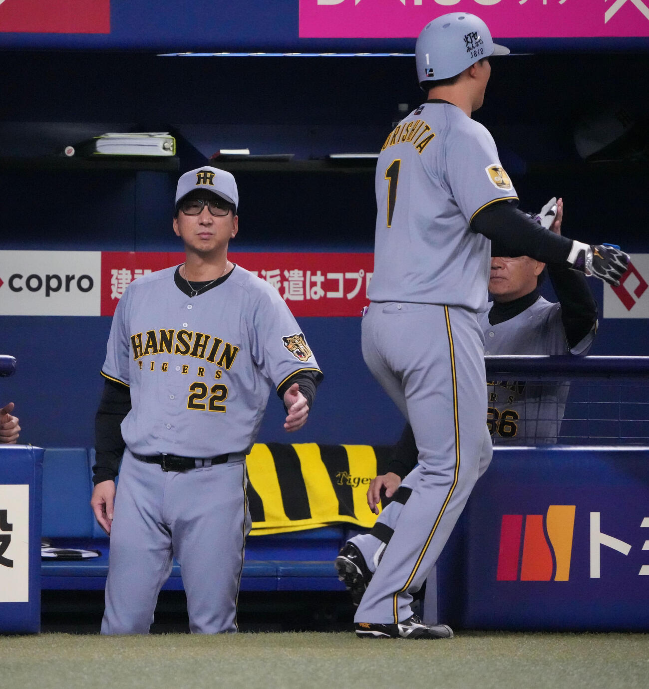 中日対阪神　1回表阪神2死、藤川球児監督（左）はソロ本塁打を放った森下翔太を迎える（撮影・森本幸一）