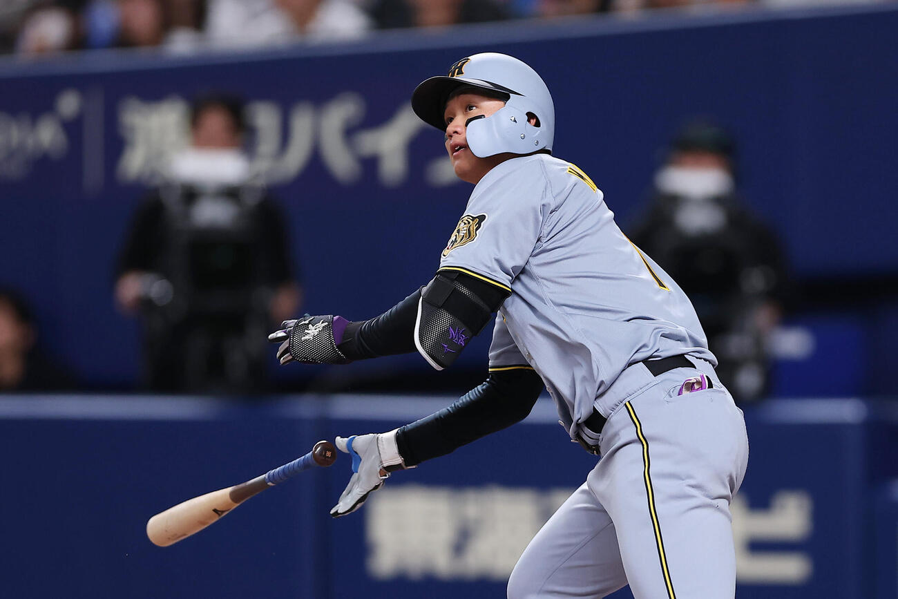 中日対阪神　1回表阪神2死、左越えに先制本塁打を放つ森下翔太（撮影・前田充）