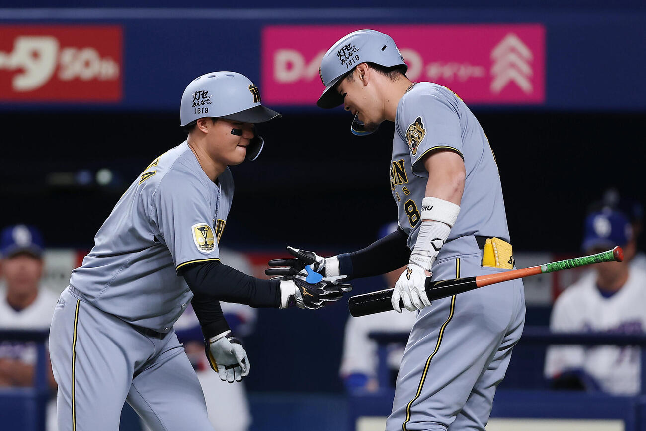 中日対阪神　1回表阪神2死、左越えに先制本塁打を放ち、佐藤輝明（右）に迎えられる森下翔太（撮影・前田充）