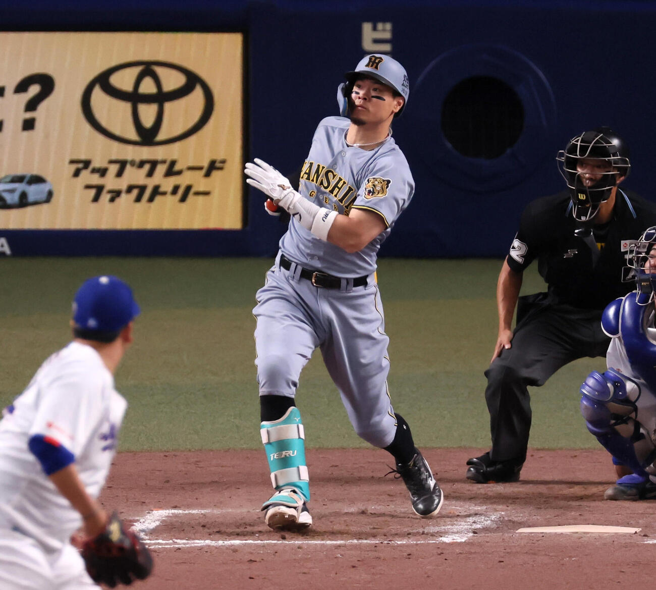 中日対阪神　9回表阪神無死、佐藤輝明は右越えソロ本塁打を放つ。投手福敬登（撮影・加藤哉）