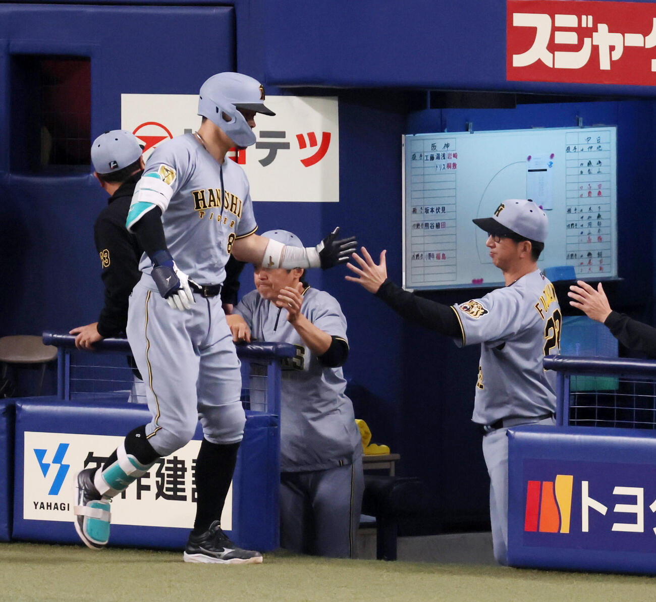 中日対阪神　9回表阪神無死、佐藤輝明は右越えソロ本塁打を放ちベンチの藤川球児監督（右）とタッチする（撮影・加藤哉）