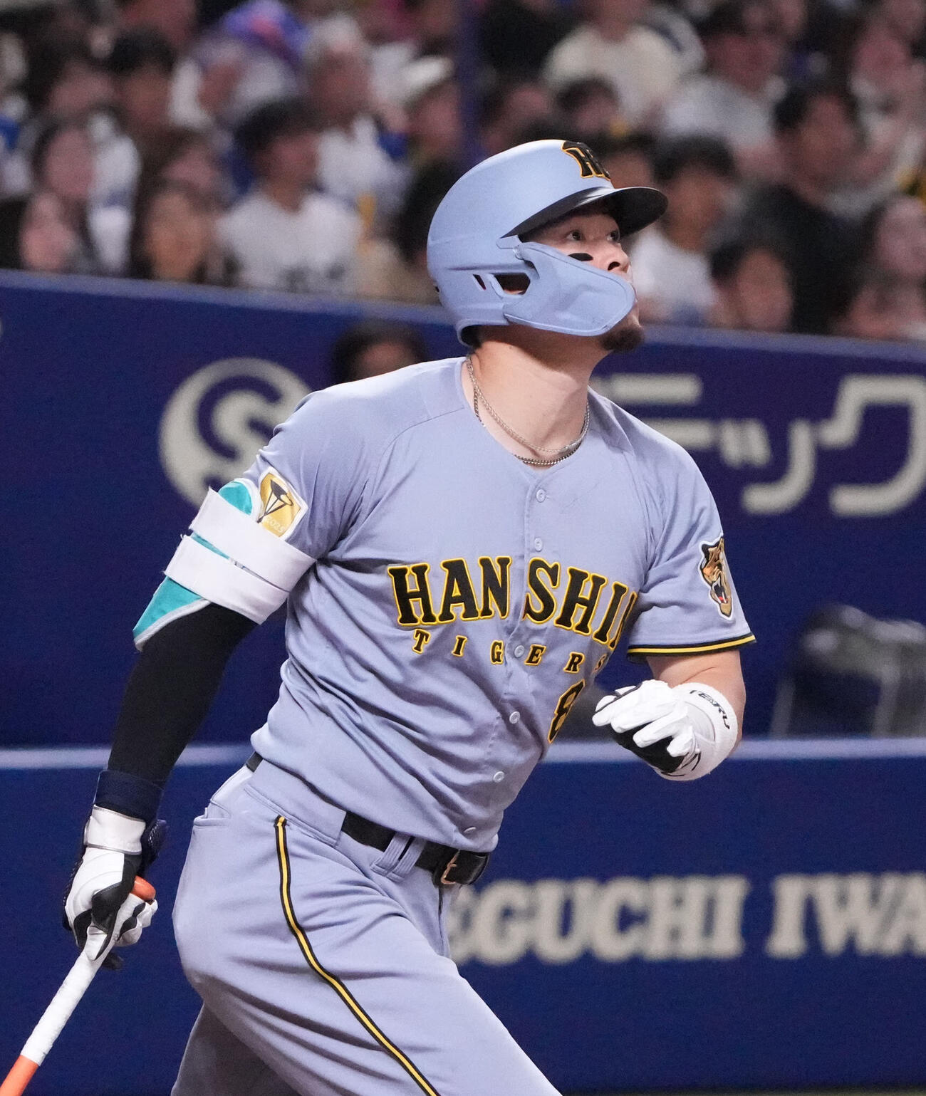 中日対阪神　9回表阪神無死、ソロ本塁打を放つ佐藤輝明（撮影・森本幸一）