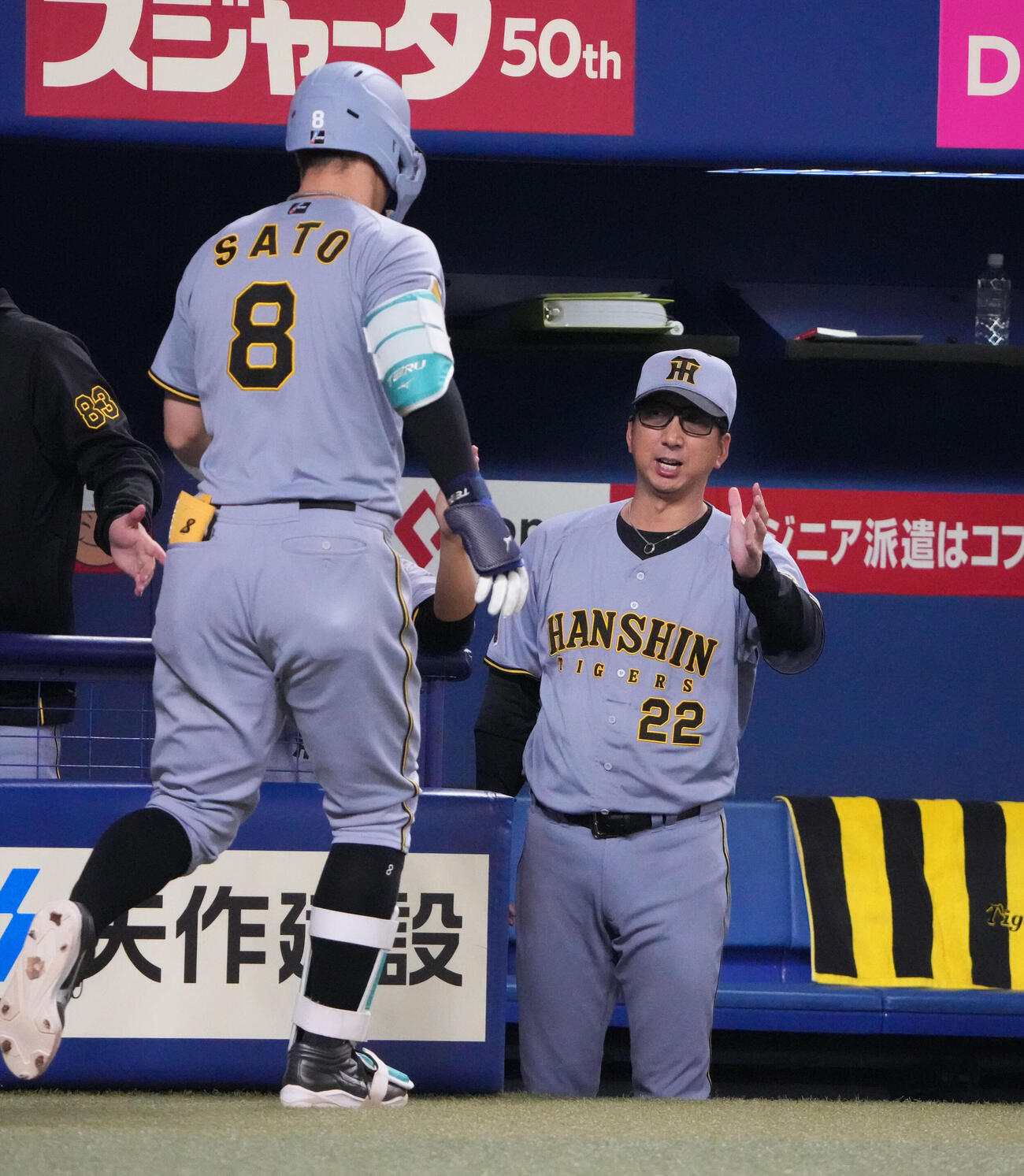中日対阪神　9回表阪神無死、藤川球児監督（右）はソロ本塁打を放った佐藤輝明を迎える（撮影・森本幸一）