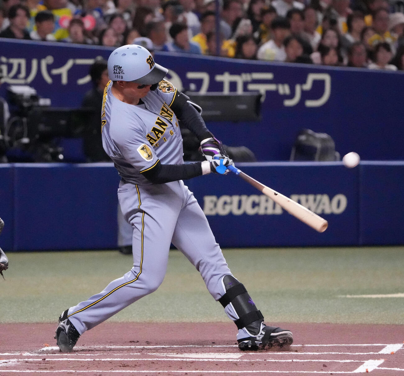 中日対阪神　1回表阪神2死、ソロ本塁打を放つ森下翔太（撮影・森本幸一）