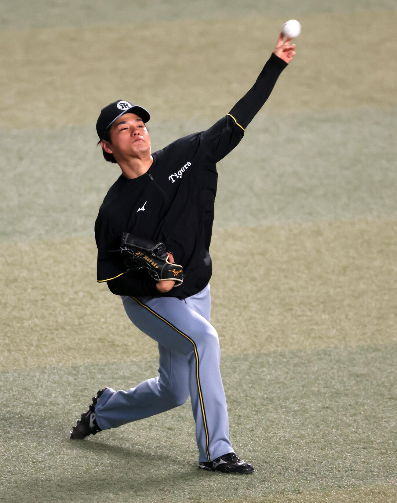 中日対阪神　練習でキャッチボールする阪神高橋遥人（撮影・加藤哉）