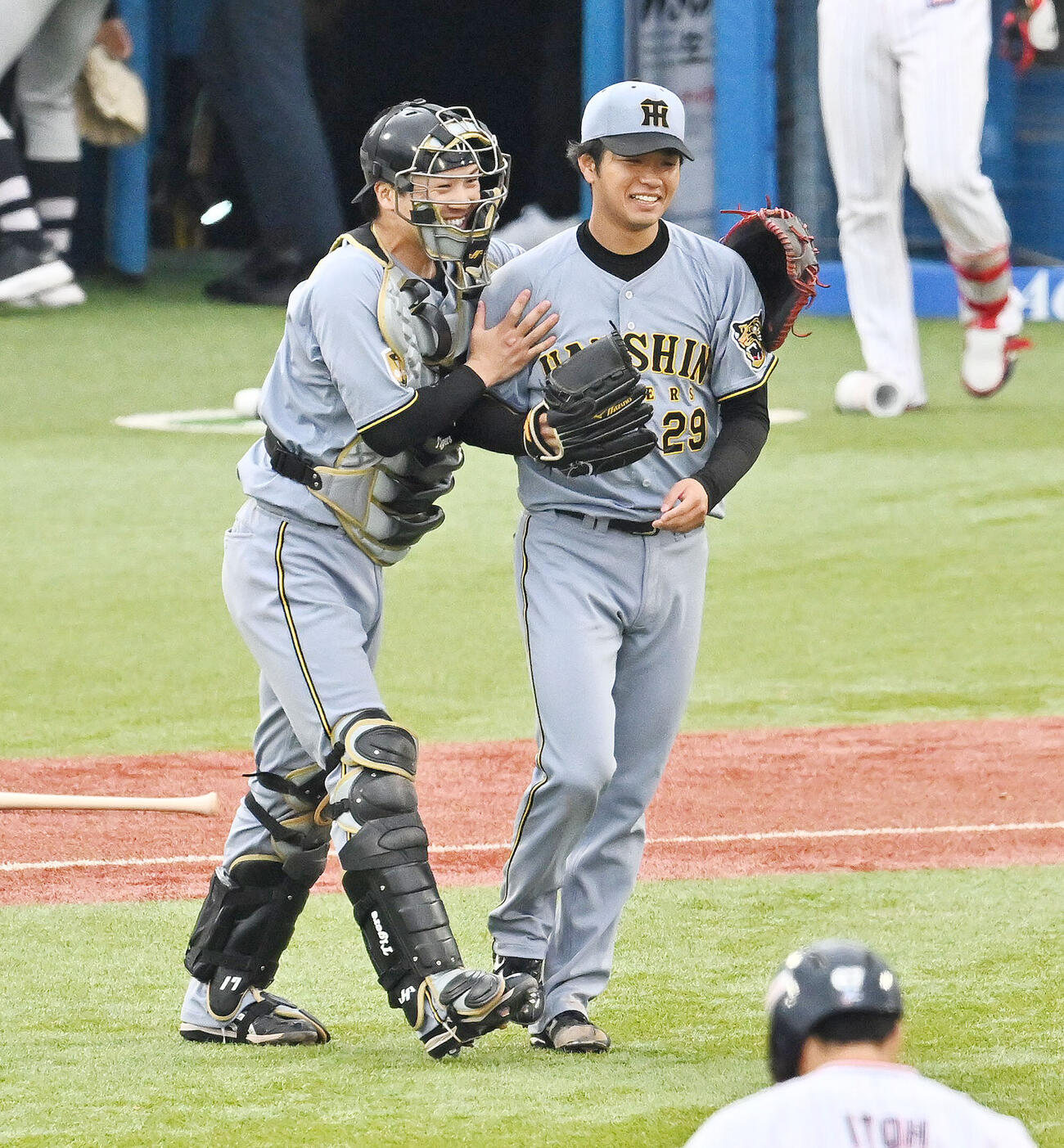 4月29日、ヤクルト対阪神　完封勝利し喜ぶ阪神高橋遥人（右）と伏見寅威