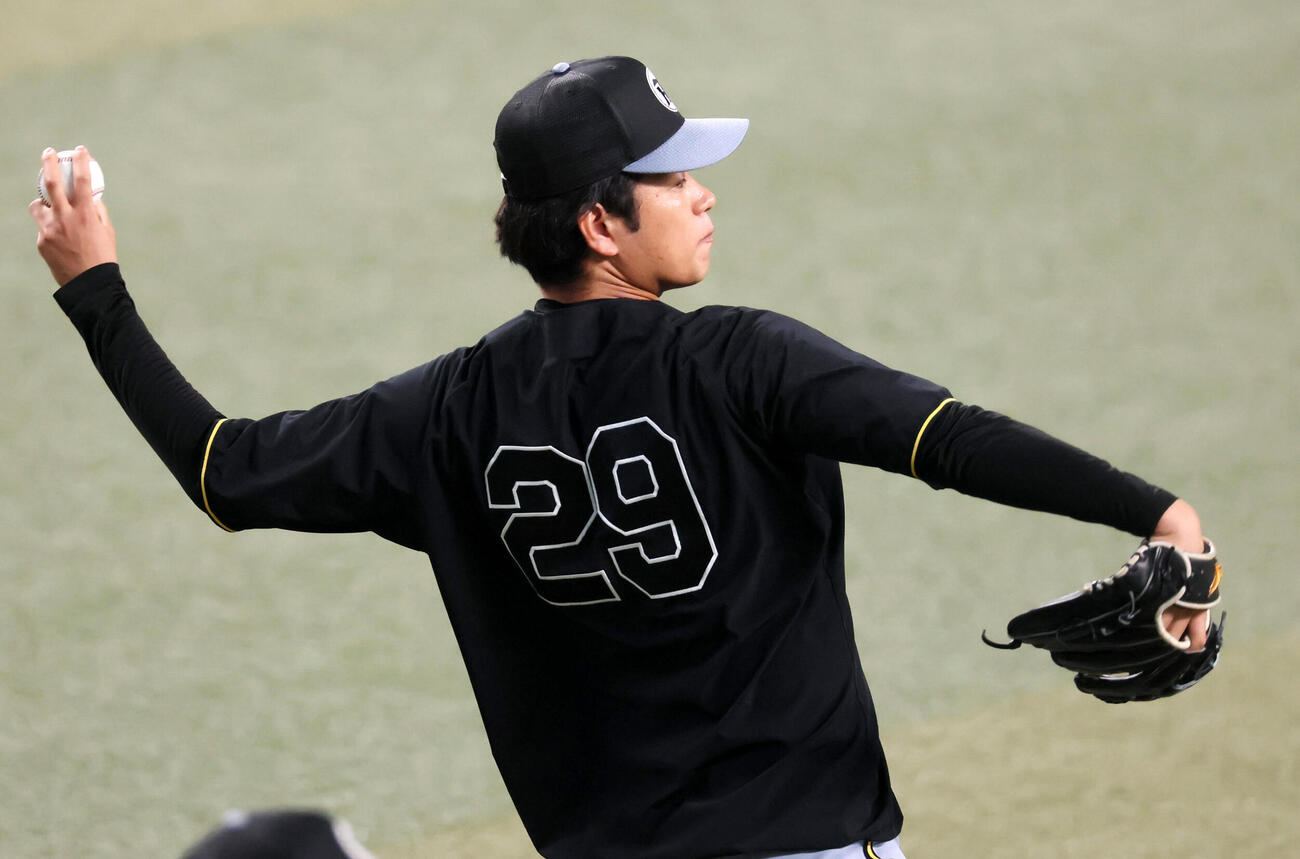中日対阪神　練習でキャッチボールする阪神高橋遥人（撮影・加藤哉）